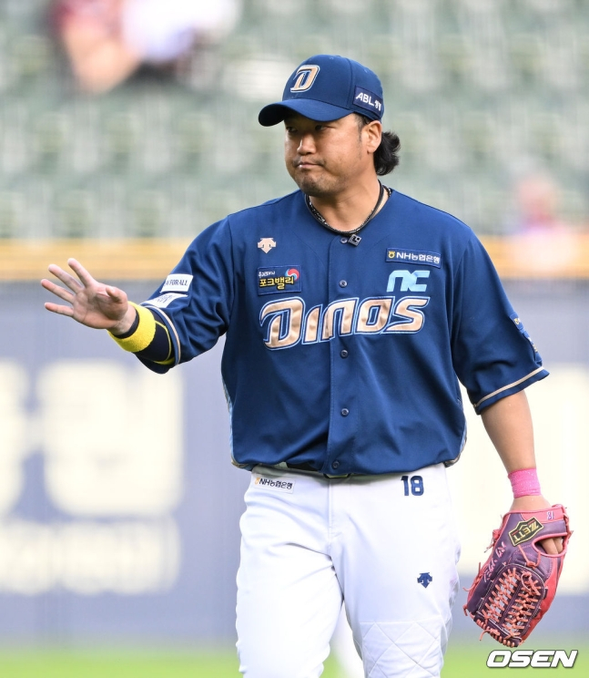 NC 다이노스와 LG 트윈스가 4일 오후 서울 잠실야구장에서 2023 신한은행 SOL KBO 리그 맞대결을 벌였다. 4회말 1사 상황에서 NC 박석민이 LG 문성주의 타구를 놓친 뒤 투수 이재학에게 미안함을 표하고 있다.