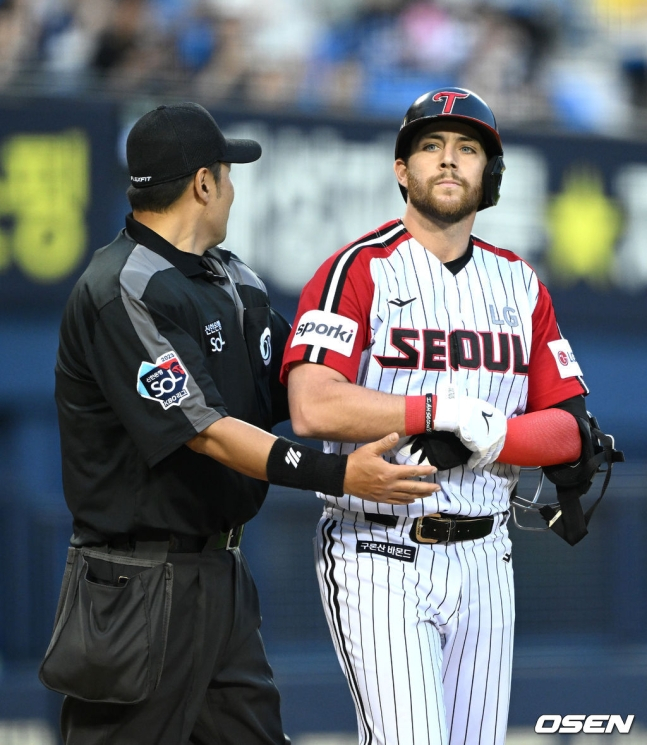 NC 다이노스와 LG 트윈스가 4일 오후 서울 잠실야구장에서 2023 신한은행 SOL KBO 리그 맞대결을 벌였다. 7회말 무사 1루 상황. LG 오스틴이 NC 이재학의 투구에 맞은 뒤 1루로 출루하고 있다.