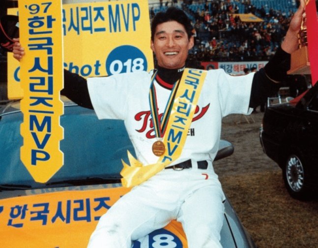 이종범이 1997년 한국시리즈 MVP 수상 후 환하게 웃고 있다. /사진=KBO