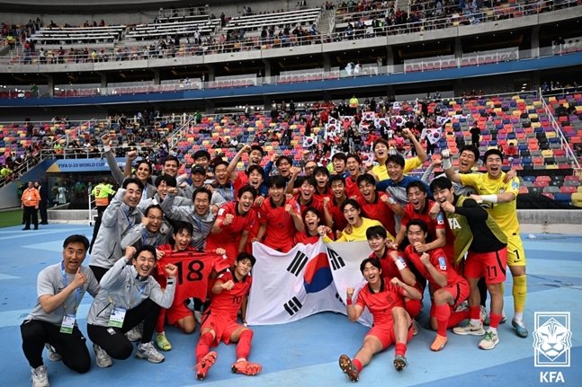 한국 U-20 축구대표팀이 5일 나이지리아전 승리 후 기쁨을 만끽하고 있다. /사진=KFA
