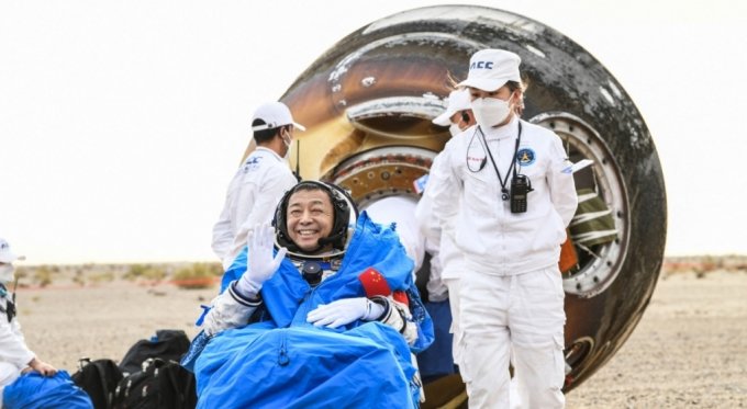 중국 우주비행사 1명이 지구 귀환 후 손을 흔들고 있다. / 사진=중국유인우주국(CMSA)