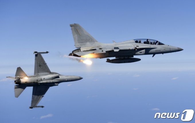 (서울=뉴스1) = 공군 FA-50 전투기 편대가 16일 동해 상공에서 공중 초계임무 중 플레어 투하 훈련을 하고 있다. (공군 제공) 2020.3.16/뉴스1  