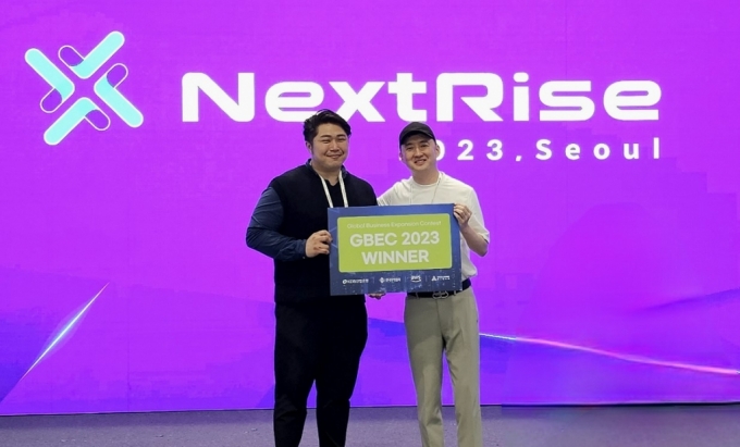 시상식에 참석한 박진영(오른쪽) 루나소프트 대표와 신성호 루나소프트 글로벌PMO 매니저 /사진제공=루나소프트