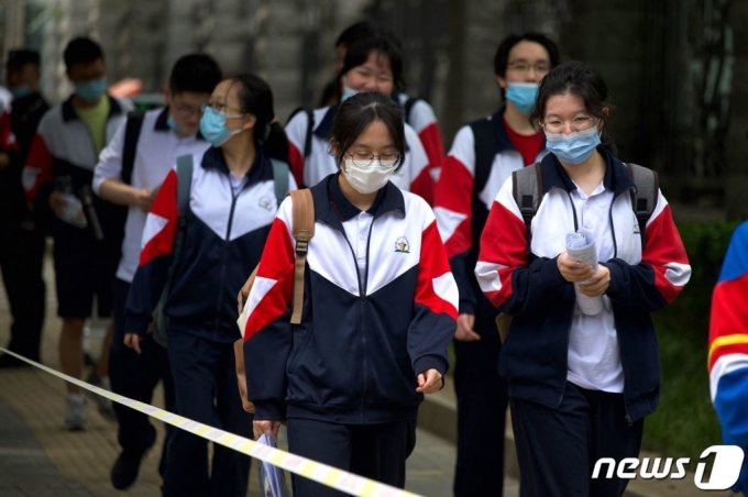 (베이징 AFP=뉴스1) 우동명 기자 = 2021년 6월7일(현지시간) 베이징에서 중국판 수능인 &#039;가오카오&#039; 첫날 마스크를 쓴 응시 학생들이 고사장으로 들어가고 있다.   (C) AFP=뉴스1  