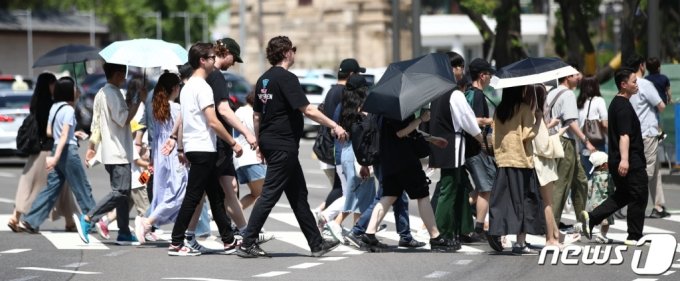 초여름 더위를 보인 지난 4일 서울 종로구 광화문광장에서 양산을 쓴 시민들이 횡단보도를 건너고 있다. /사진=뉴스1