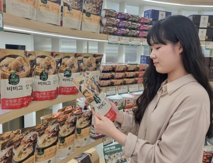 한 고객이 매대에서 비비고 삼계탕을 살펴보고 있다. /사진제공=CJ제일제당