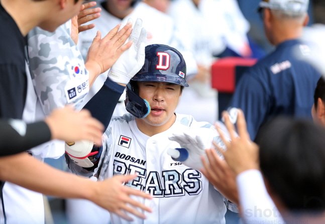 두산 김재환이 6일 한화전 선제 투런 홈런을 날리고 동료들의 축하를 받고 있다. /사진=두산 베어스