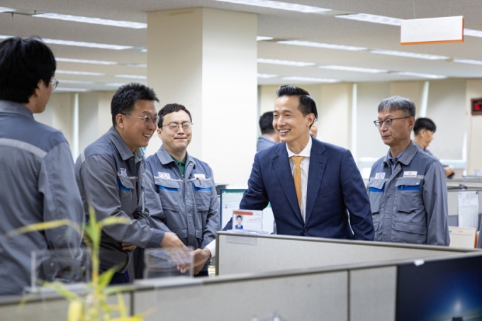 김동관 부회장이 한화오션 거제사업장에 방문해 직원들과 인사를 나누고 있다/사진=한화그룹