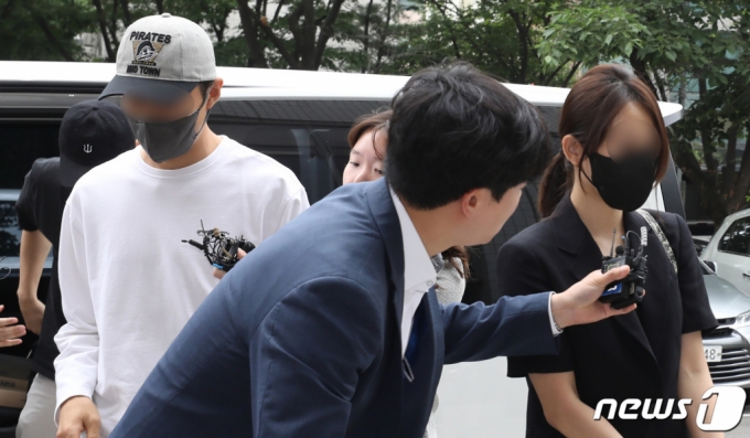 (서울=뉴스1) 김민지 기자 = 소시에테제네랄(SG) 증권발 폭락 사태와 관련해 투자금과 투자자 등을 관리하며 주가조작에 가담한 혐의를 받는 일당 장모·조모·박모 씨가 1일 서울남부지법에서 열린 구속 전 피의자심문(영장실질심사)에 출석하고 있다. 2023.6.1/뉴스1 Copyright (C) 뉴스1. All rights reserved. 무단 전재 및 재배포 금지.