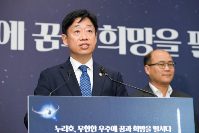 오태석 과학기술정보통신부 제1차관이 지난달 24일 오후 전라남도 고흥군 나로우주센터 프레스룸에서 누리호 3차 발사시각 관련 브리핑을 하고 있다. 오 차관은 7일 과기정통부 세종청사에서 미디어데이를 열고 다누리 임무기간 연장을 공식화했다. / 사진=뉴시스