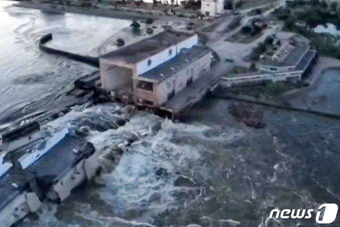  6일(현지시간) 러시아군이 점령하고 있는 우크라이나 헤르손주 노바 카호우카에 있는 드니프로강의 카호우카 수력 발전소 댐이 파괴돼 물이 방류되고 있고 있는 모습이 보인다. /AFPBBNews=뉴스1