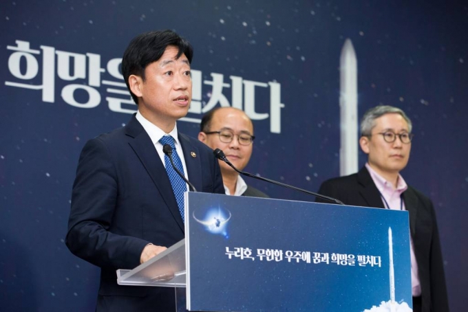 오태석 과학기술정보통신부 제1차관이 지난달 24일 오후 전라남도 고흥군 나로우주센터 프레스룸에서 '누리호 3차 발사 일정 조정' 관련 브리핑을 하고 있다. 오 차관은 7일 정부세종청사에서 미디어데이를 열고 '과학기술 분야 국제협력 진행상황'을 공유했다. / 사진=과학기술정보통신부