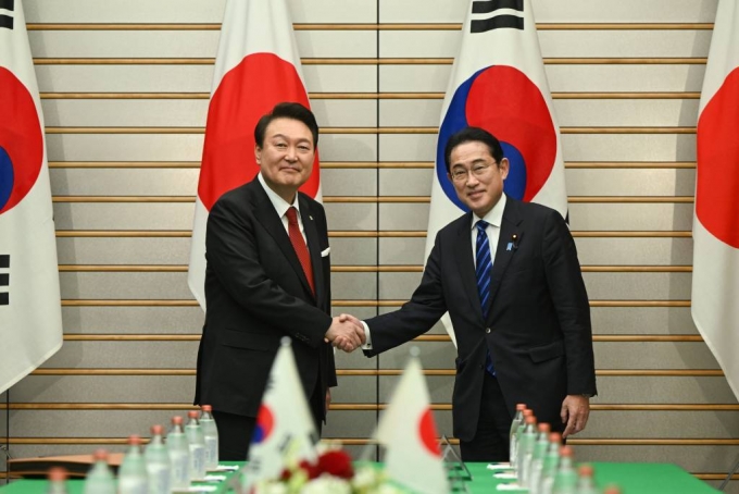 [도쿄=뉴시스] 전신 기자 = 윤석열 대통령과 기시다 후미오 일본 총리가 16일 도쿄 총리 관저에서 열린 한일 확대정상회담에서 악수하고 있다. 2023.03.16.