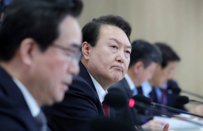 윤석열 대통령이 지난 3월29일 오전 서울 용산 대통령실 청사에서 열린 제15차 비상경제민생회의에서 정황근 농림축산식품부 장관의 K-푸드 관광 내실화 및 홍보에 대한 보고를 받고 있다. 2023.03.29. /사진=뉴시스
