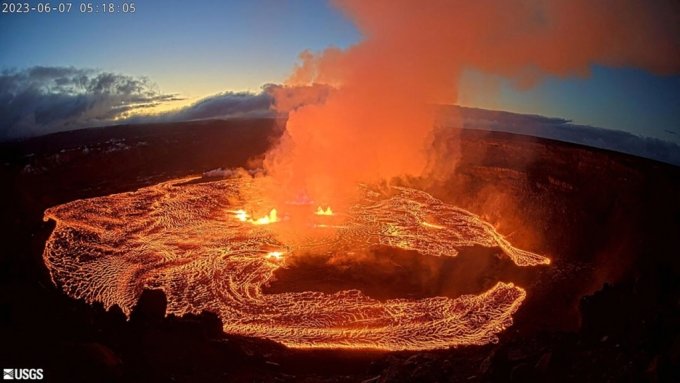 7일(현지시간) 하와이 킬라우에아 화산 할레마우마우 분화구에서 분출한 용암이 호수를 이루고 있다. /로이터=뉴스1