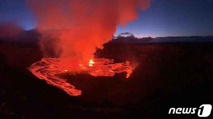 7일 (현지시간) 하와이에 있는 킬라우에아 화산이 분화해 분화구에서 용암이 분충되고 있다. 2023.6.8  /AFPBBNews=뉴스1