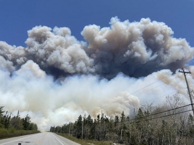 캐나다 노바스코샤에서 대형 산불이 발생해 연기가 치솟고 있는 모습./AFPBBNews=뉴스1