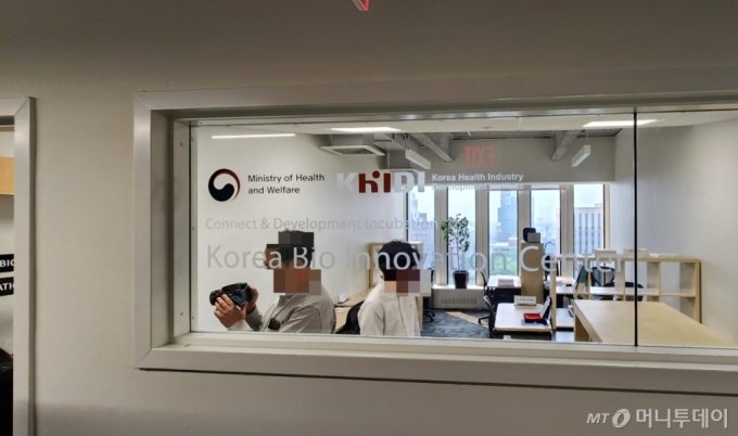 보스턴 CIC에 마련된 한국 바이오 기업의 공유사무실. 책상 하나가 각 기업의 사무소다./사진= 박미주 기자