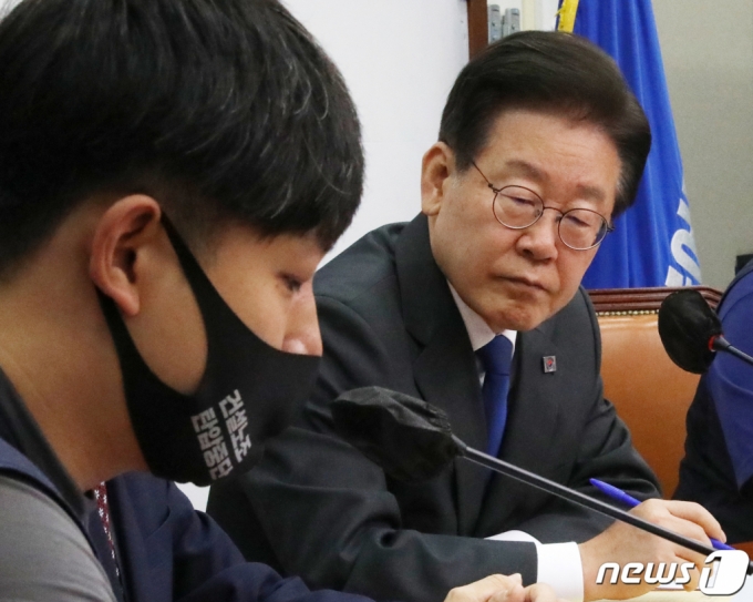 (서울=뉴스1) 송원영 기자 = 이재명 더불어민주당 대표가 8일 서울 여의도 국회에서 열린 '더불어민주당-양대노총 청년노동자 타운홀미팅 노동정책간담회'에서 제치성 건설노조 경기지부 청년위원장의 발언을 듣고 있다. 2023.6.8/뉴스1 Copyright (C) 뉴스1. All rights reserved. 무단 전재 및 재배포 금지.