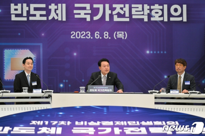 (서울=뉴스1) 오대일 기자 = 윤석열 대통령이 8일 청와대 영빈관에서 열린 비상경제민생회의에서 모두발언을 하고 있다. (대통령실 제공) 2023.6.8/뉴스1  Copyright (C) 뉴스1. All rights reserved. 무단 전재 및 재배포 금지.