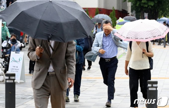 전국 곳곳에 비가 내린 8일 오후 서울 중구 세종대로에서 우산을 준비하지 못한 시민이 걸음을 재촉하고 있다. /사진=뉴스1