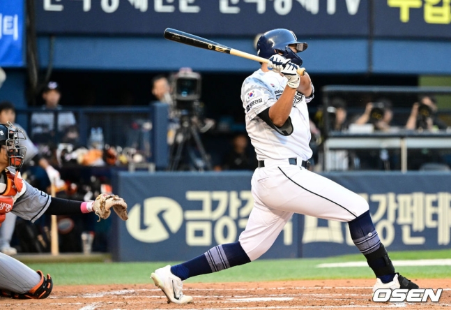 2회 선제 적시타를 터뜨리는 홍성호. /사진=OSEN