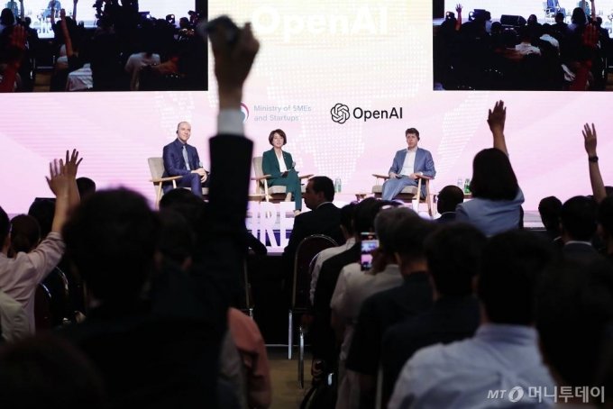 9일 서울 영등포구 63스퀘어에서 열린 K-Startups meet OpenAI 행사에서 스타트업 관계자들이 샘 알트만 오픈AI 최고경영자, 그렉 브록만 오픈AI 사장(공동창업자)에게 질문 하기 위해 손을 들고 있다. /사진=뉴시스