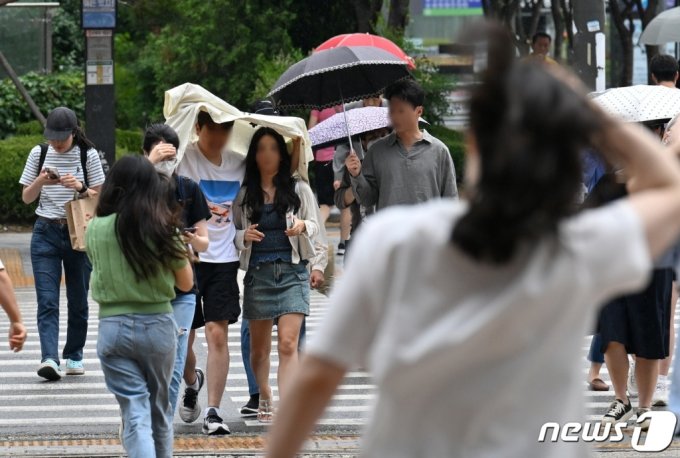 지난 6일 오후 서울 용산역에서 시민들이 비를 피해 걷고 있다. /사진=뉴스1