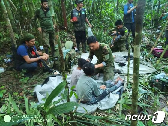 콜롬비아 정글에서 실종된 아이들이 40일만에 구조된 모습. /로이터=뉴스1