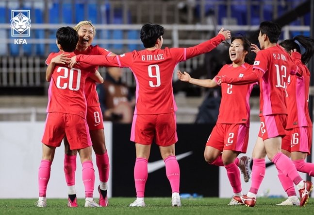 한국 여자 축구대표팀이 기뻐하는 모습. /사진=KFA