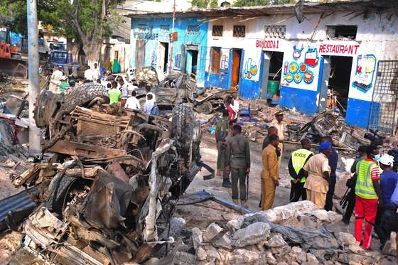 소말리아 모가디슈 나사 하블로드 호텔 인근의 차량 폭탄 테러 발생 현장에 부서진 차량과 무너지 건물들이 보인다. 기사내용과 무관./사진=뉴스1( AFP)