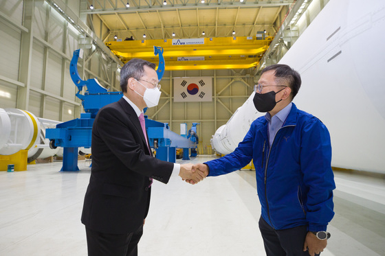 이종호 과학기술정보통신부 장관이 지난해 5월 오후 전라남도 고흥군 나로우주센터를 방문해 고정환 한국형발사체개발사업본부장을 격려하고 있다. / 사진=과학기술정보통신부