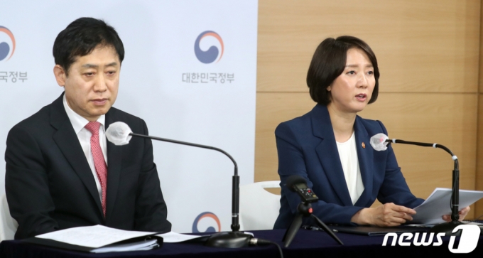 (서울=뉴스1) 김명섭 기자 = 이영 중소벤처기업부 장관과 김주현 금융위원장이 4월20일 오전 서울 종로구 세종대로 정부서울청사에서 혁신 벤처 스타트업 자금지원 및 경쟁력 강화 방안 발표를 하고 있다. 2023.4.20/뉴스1  Copyright (C) 뉴스1. All rights reserved. 무단 전재 및 재배포 금지.