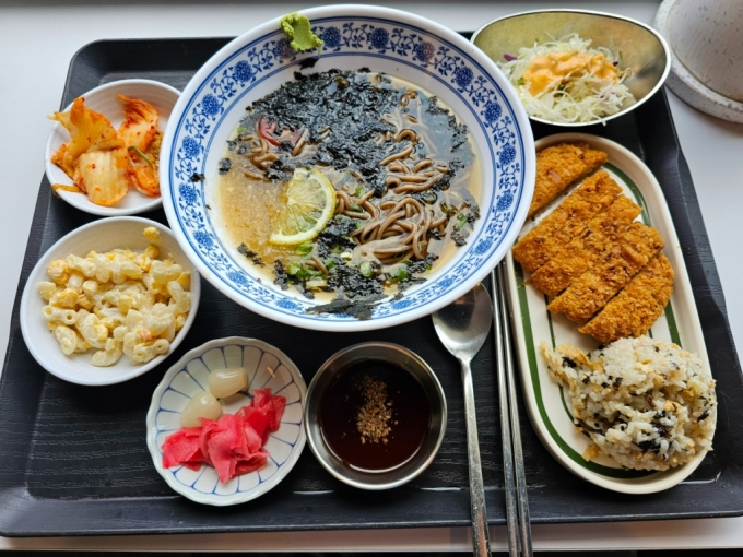 직장인 커뮤니티 '블라인드'에 모 회사 구내식당 식단 사진이 올라와있다. 게시글 작성자는 해당 구성 가격이 7000원이라고 밝혔다./=블라인드 갈무리