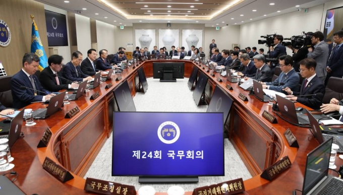 [서울=뉴시스] 전신 기자 = 윤석열 대통령이 13일 서울 용산 대통령실 청사에서 열린 국무회의를 주재하고 있다. 2023.06.13.