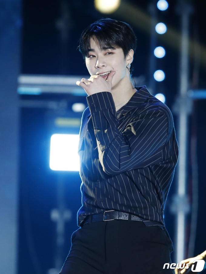 (서울=뉴스1) 권현진 기자 = 아스트로 문빈이 18일 서울 강남구 코엑스에서 열린 ‘온택트 2020 강남페스티벌 영동대로 K-POP 콘서트(이하 영동대로 K-POP 콘서트)’에 출연해 화려한 공연을 선보이고 있다. 2020.10.18/뉴스1