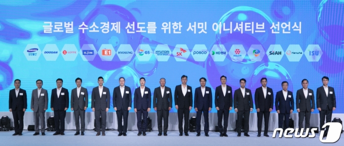 (서울=뉴스1) 신웅수 기자 = 정의선 현대자동차 그룹 회장(왼쪽 여덟 번째부터)과 최재원 SK그룹 수석부회장이 14일 오전 서울 용산구 하얏트호텔에서 열린 '코리아 H2 비즈니스 서밋' 2차 총회에서 참석자들과 기념 촬영을 하고 있다. 코리아 H2 비즈니스 서밋은 현대차, SK, 포스코 등 국내 주요 17개 기업이 설립한 민간 수소기업협의체로 이날 총회에서는 수소 산업을 통한 탄소 중립 달성에 뜻을 모았다. 2023.6.14/뉴스1 Copyright (C) 뉴스1. All rights reserved. 무단 전재 및 재배포 금지.