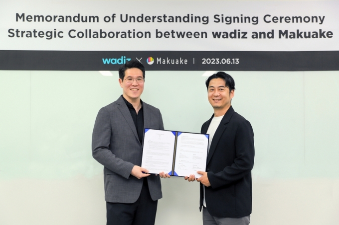 신혜성 와디즈 대표(왼쪽)와 나카야마 료타로 마쿠아케 대표가 전략적 업무협약을 맺고 있다. /사진=와디즈 제공 