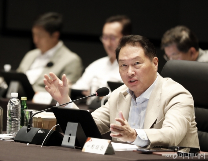 최태원 SK그룹 회장이 지난 15일 서울 광진구 그랜드 워커힐 서울에서 열린 '2023 확대경영회의'에서 기조연설을 하고 있다. /사진제공=SK그룹