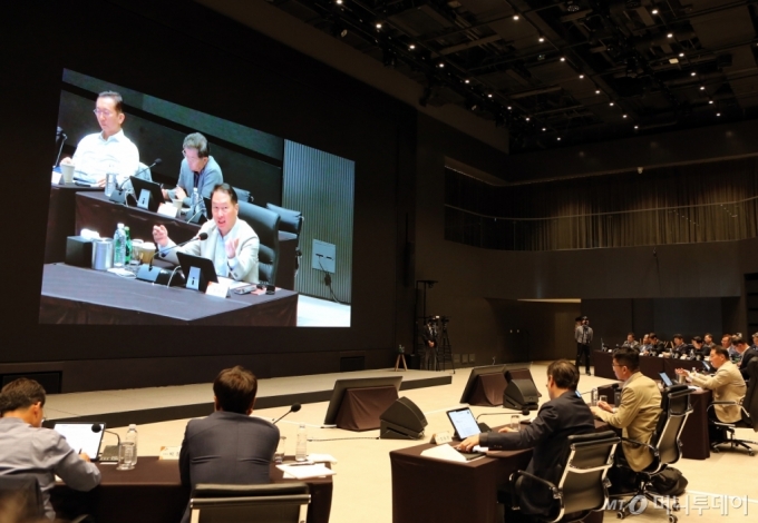 최태원 SK그룹 회장이 지난 15일 서울 광진구 그랜드 워커힐 서울에서 열린 '2023 확대경영회의'에서 기조연설을 하고 있다. /사진제공=SK그룹