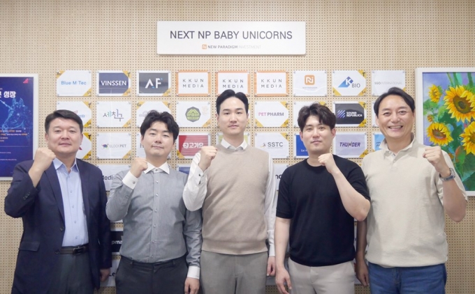(왼쪽부터) 뉴패러다임인베스트먼트 배상승 공동대표, 꾼미디어 엄주호 과장, 김제옥 대표, 최한결 차장, 뉴패러다임인베스트먼트 박제현 공동대표 /사진제공=뉴패러다임인베스트먼트