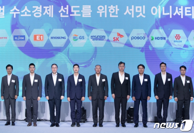 (서울=뉴스1) 신웅수 기자 = 정의선 현대자동차 그룹 회장(왼쪽 다섯 번째부터)과 최재원 SK그룹 수석부회장이 14일 오전 서울 용산구 하얏트호텔에서 열린 '코리아 H2 비즈니스 서밋' 2차 총회에서 참석자들과 기념 촬영을 하고 있다. 코리아 H2 비즈니스 서밋은 현대차, SK, 포스코 등 국내 주요 17개 기업이 설립한 민간 수소기업협의체로 이날 총회에서는 수소 산업을 통한 탄소 중립 달성에 뜻을 모았다. 2023.6.14/뉴스1 Copyright (C) 뉴스1. All rights reserved. 무단 전재 및 재배포 금지.