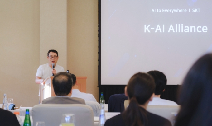 SKT 유영상 사장이 16일(현지시간) 미국 실리콘밸리에서 개최한 ‘K-AI 얼라이언스 유나이트’ 행사에서 발표하고 있다/사진=SKT
