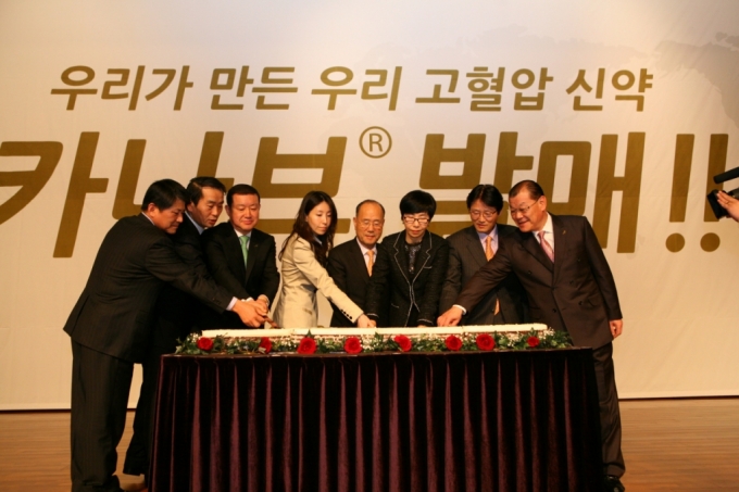 보령은 2011년 3월 2일 500여명의 영업임직원이 참석한 가운데 고혈압 신약 '카나브' 발매식을 가졌다. 국내 최초이자 세계 8번째 고혈압 신약 카나브 개발은 김승호 회장에게 가장 기억에 남는 도전이었다./사진제공=보령
