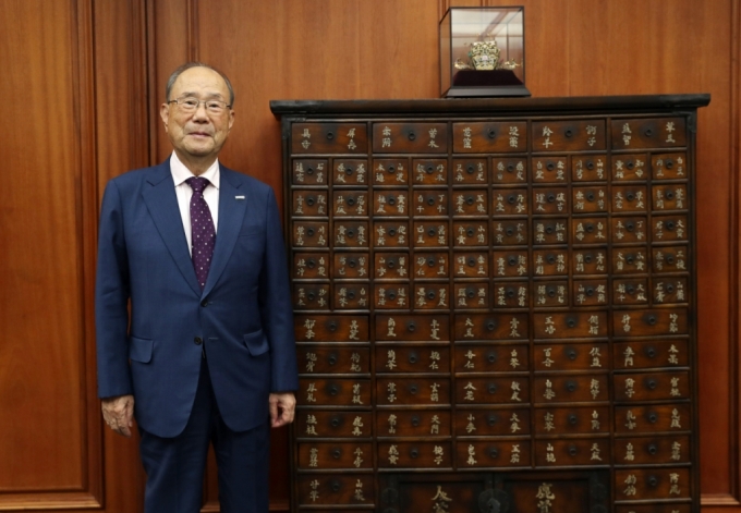 김승호 보령 회장이 13일 서울 종로구 보령 본사에서 머니투데이와 인터뷰 후 회장실 앞에 전시된 약장 옆에서 기념촬영을 하고 있다. 그가 한국전쟁 후 개업한 보령약국 시절 사용한 약장이다./사진=김휘선 기자