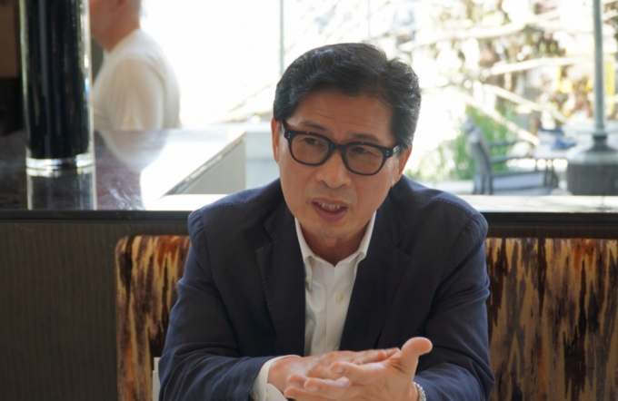 이경무 서울대 전기·정보공학부 석좌교수가 18일(현지시간) 캐나다 밴쿠버 컨벤션센터에서 열린 &#039;2023 CVPR(컴퓨터 비전 및 패턴 인식) 학회에서 진행한 인터뷰에서 이미지를 판별하고 설명하는 &#039;이미지 캡셔닝&#039; AI의 중요성을 강조하고 있다. / 사진=LG