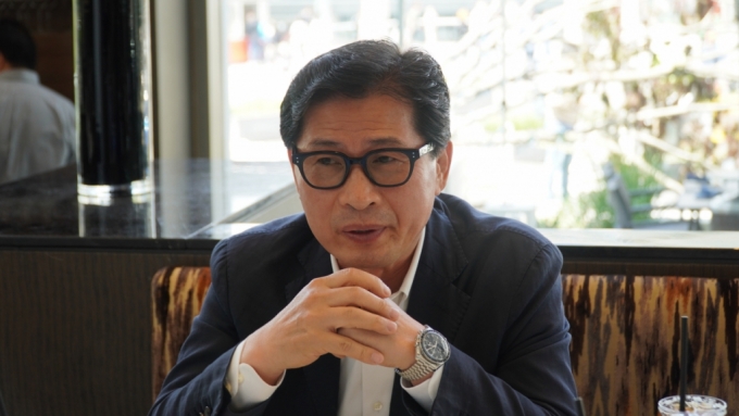 이경무 서울대 전기·정보공학부 석좌교수가 18일(현지시간) 캐나다 밴쿠버 컨벤션센터에서 열린 &#039;2023 CVPR(컴퓨터 비전 및 패턴 인식) 학회에서 진행한 인터뷰에서 인공지능(AI) 개발에 시각정보 활용이 중요하다고 강조하는 모습. / 사진=LG
