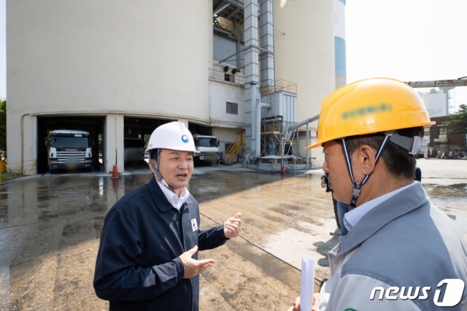 (서울=뉴스1) = 원희룡 국토교통부 장관이 16일 오전 경기도 시멘트 유통기지 현장을 방문, 시멘트 재고 등 수급상황을 점검하고 있다. (국토교통부 제공) 2023.6.16/뉴스1 Copyright (C) 뉴스1. All rights reserved. 무단 전재 및 재배포 금지.