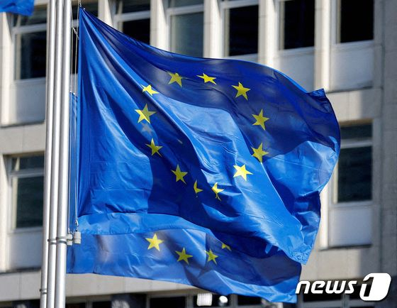 벨기에 브뤼셀의 유럽위원회 본부 외부에 유럽연합(EU) 깃발이 펄럭이고 있다. /로이터=뉴스1