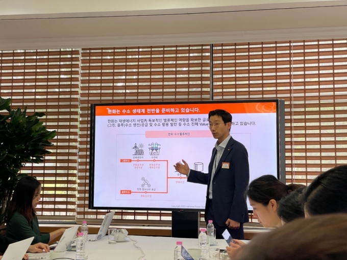 송용선 한화파워시스템 수소사업부 상무다 21일 충남 서산 소재 한화임팩트 대상사업장에서 수소터빈발전 실증 사례와 한화임팩트의 수소공급망 확대 비전 등을 설명하고 있다. /사진=김훈남 기자